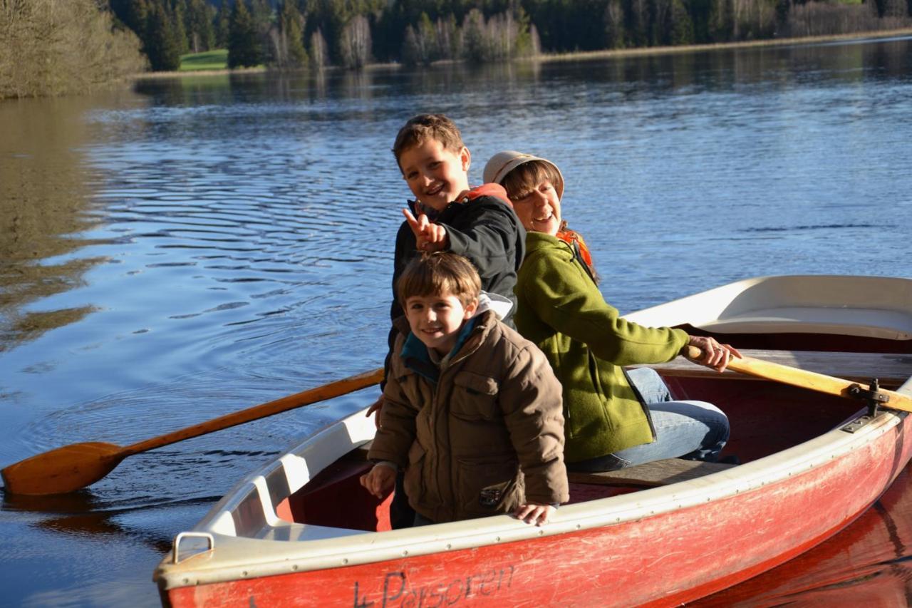 Direkt Am See Mit Bergblick Seeg Kültér fotó
