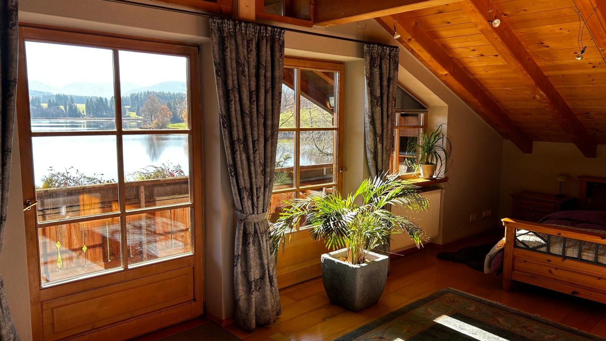 Direkt Am See Mit Bergblick Seeg Kültér fotó